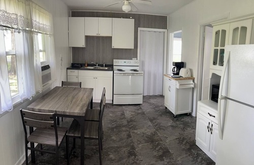 Lakeview Hütte | Newland's Resort Hill Cottage #3 on Indian Lake with a boat dock