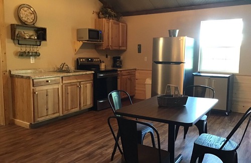 Independence Kabine | Newly built, 3 bedroom Cabin in a quiet neighborhood near Sardis Lake, MS.