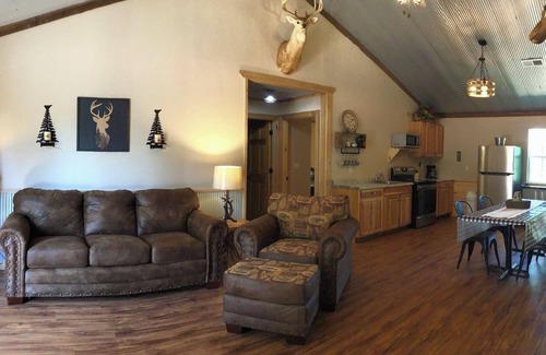 Independence Kabine | Newly built, 3 bedroom Cabin in a quiet neighborhood near Sardis Lake, MS.