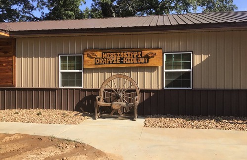 Independence Kabine | Newly built, 3 bedroom Cabin in a quiet neighborhood near Sardis Lake, MS.