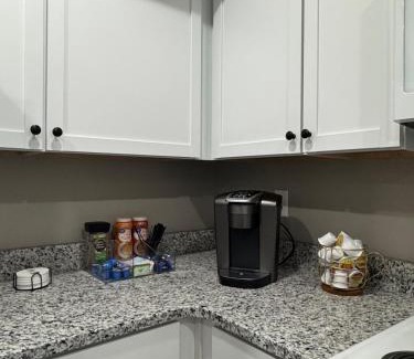 Warrensburg Haus | Newly built 3 level home 2 minute drive to UCM