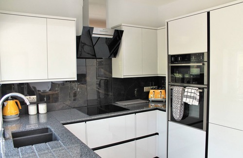 Dursley Haus | Newly converted pigsty with amazing views. One small dog welcome.