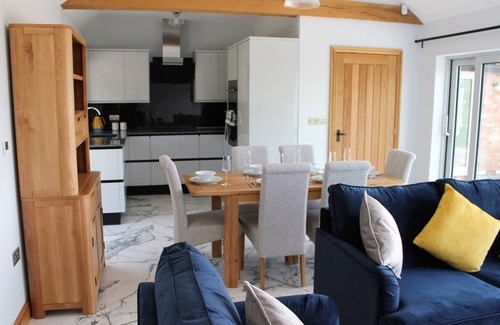 Dursley Haus | Newly converted pigsty with amazing views. One small dog welcome.