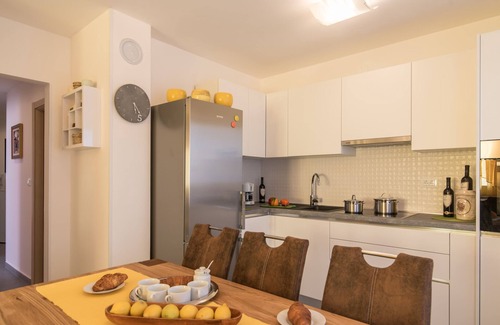 Liznjan Wohnung | Neu eingerichtete Wohnung in Ližnjan 5 Minuten zu Fuß vom Strand entfernt