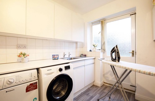 Didsbury Haus | Newly-furnished, Detached 4 bedroom Didsbury home