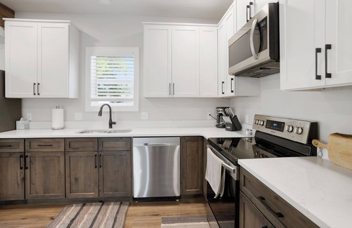 Sheridan Haus | Newly Re-Finished 2 bed, 1 bath close to downtown