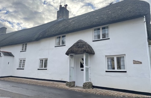 West Knighton Hütte | Newly refurbished thatched cottage in beautiful sleepy village