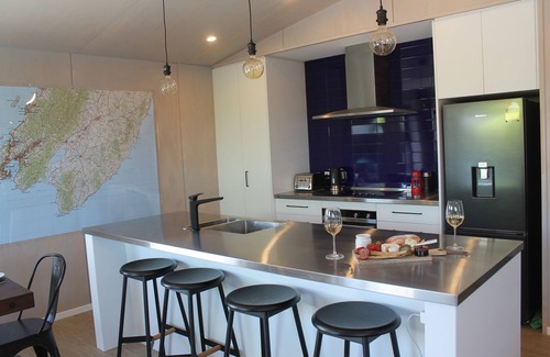 Martinborough Haus | Modern and well-appointed with Large hot spa / plunge pool