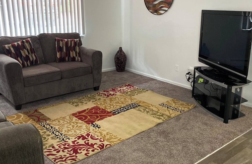 East Lansing Wohnung | Newly Remodeled and Cozy Apartment close to MSU, Hospitals, and Entertainment!