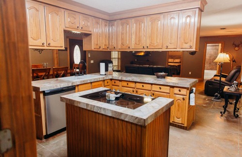 Tie Plant Haus | Newly remodeled home 4 Bedroom 3 Bath in private setting minutes from lake