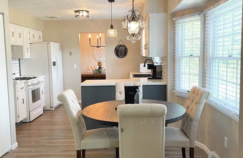 Bedford Haus | Newly remodeled home on big lot with sunroom, game room and grilling area!