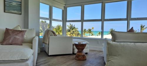 Discovery Bay Wohnung | Newly Remodeled Luxury Beachfront 2-Bedroom Condo
