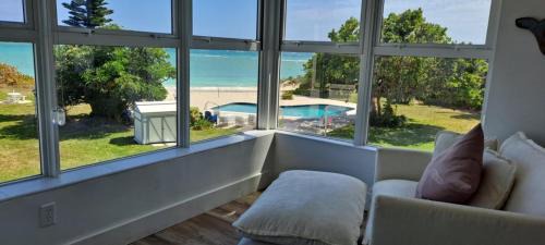 Discovery Bay Wohnung | Newly Remodeled Luxury Beachfront 2-Bedroom Condo