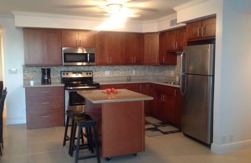Williams Town Eigentumswohnung | Neu renovierte 1000 Sq / ft Ocean View, Korallenstrände, Freeport, Grand Bahamas