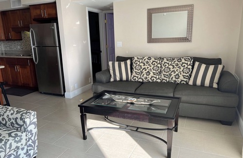 Williams Town Eigentumswohnung | Neu renovierte 1000 Sq / ft Ocean View, Korallenstrände, Freeport, Grand Bahamas
