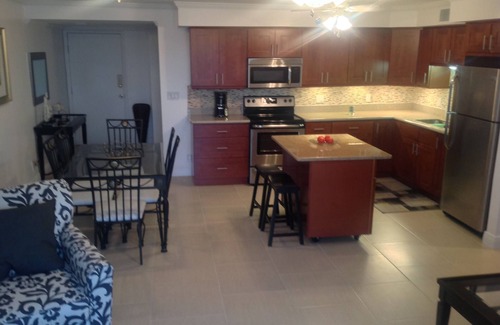 Williams Town Eigentumswohnung | Neu renovierte 1000 Sq / ft Ocean View, Korallenstrände, Freeport, Grand Bahamas