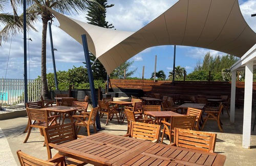 Williams Town Eigentumswohnung | Neu renovierte 1000 Sq / ft Ocean View, Korallenstrände, Freeport, Grand Bahamas