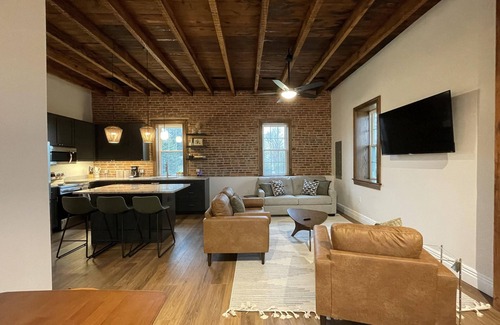 Manheim Haus | Newly renovated 1800’s one room schoolhouse with modern comforts and a hot tub!