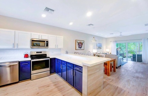 Rum Point Eigentumswohnung | Newly Renovated 2 Bed Beachfront Condo w/Pool+Hot Tub