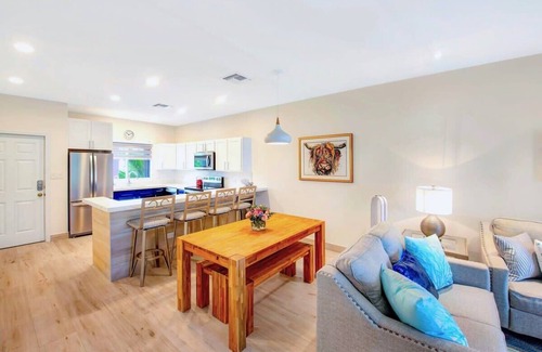 Rum Point Eigentumswohnung | Newly Renovated 2 Bed Beachfront Condo w/Pool+Hot Tub