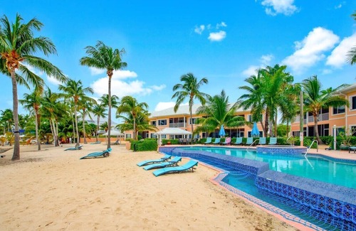 Rum Point Eigentumswohnung | Newly Renovated 2 Bed Beachfront Condo w/Pool+Hot Tub
