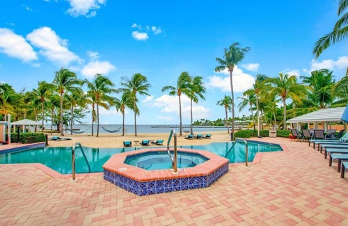 Rum Point Eigentumswohnung | Newly Renovated 2 Bed Beachfront Condo w/Pool+Hot Tub