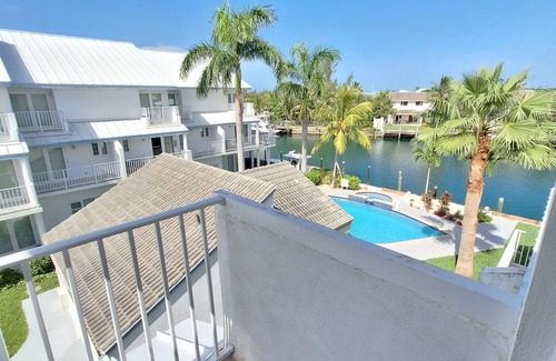 Bahama Reef Eigentumswohnung | Newly Renovated 2BR Luxury Poolside Retreat: Steps from Beach & Port Lucaya
