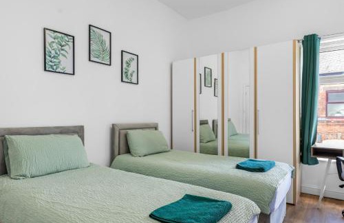 Bury Wohnung | Newly renovated 3 Ensuite bedroom house in bury, 5 people