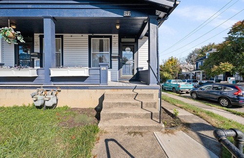 Glen Echo Haus | Newly renovated 4BRs NEAR UNIVERSITY & STADIUM Free Parking