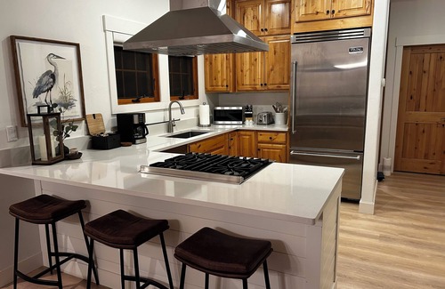 Dover Bay Haus | Newly-Renovated Cabin in the Woods with Territorial View in Dover Bay Resort