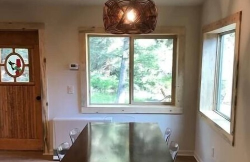 Almont Haus | Newly Renovated Creekside Cabin!