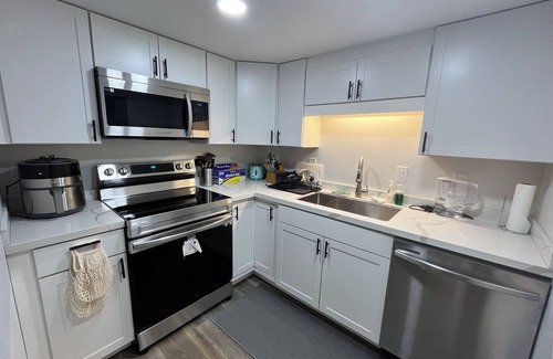 Annandale Haus | Newly Renovated Double BR w/Private Bath. Access to full Kitchen & Washer/Dryer.