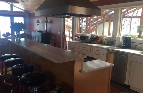 Interlochen Haus | Neu renoviertes Seehaus, eingezäunt am Duck Lake, Ponton, haustierfreundlich