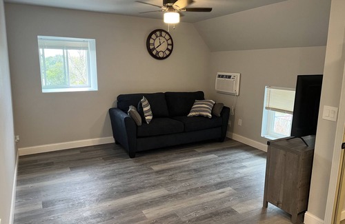 Elroy Wohnung | Newly Renovated Large 1 Bedroom