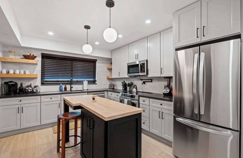 Rochester Hills Haus | Newly Renovated 5BR/2.5BA w/ Jacuzzi!