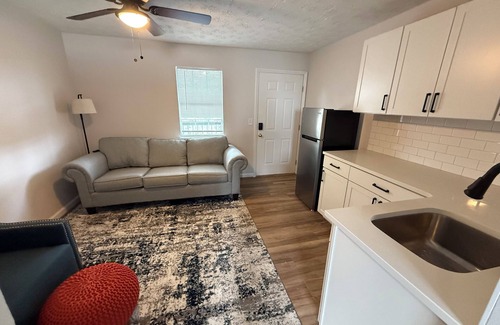 Auburn Eigentumswohnung | Newly updated condo steps from Jordan Hare and downtown Auburn!