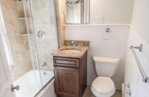 Nonantum Eigentumswohnung | Newly Updated Condo