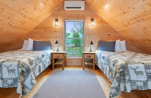 Houghton Kabine | Next to the snowmobile & recreation trails, on portage lake