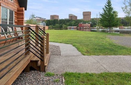 Houghton Kabine | Next to the snowmobile & recreation trails, on portage lake