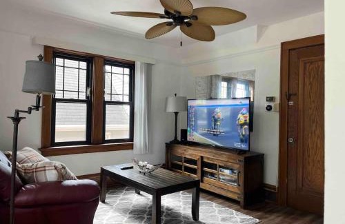 West Allis Wohnung | Nice 1 BR Apt, WIFI & Office, Near State Fair