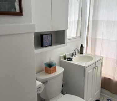 West Allis Wohnung | Nice 1 BR Apt, WIFI & Office, Near State Fair