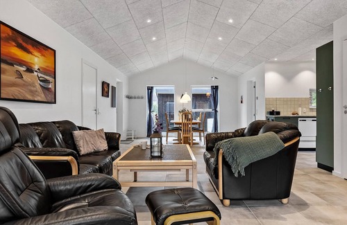 Farvang Haus | Nice home in Fårvang with outdoor swimming pool