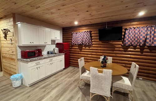 Cambridge Kabine | Nice log cabin on back country road with peace, quiet and the amenities of home