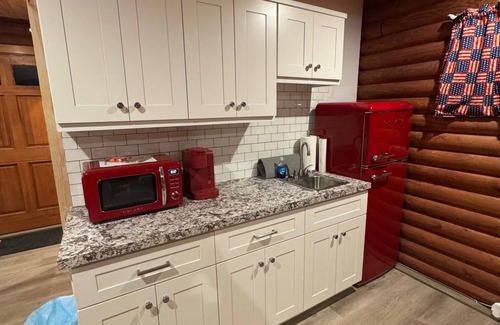 Cambridge Kabine | Nice log cabin on back country road with peace, quiet and the amenities of home