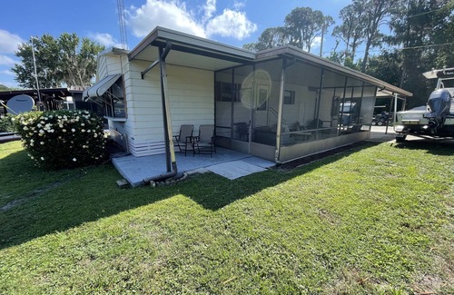 Lake George Haus | Nice quiet home just minutes by boat to Silver Glen, Salt Springs