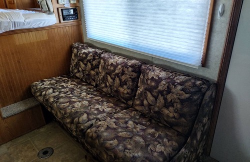 Council Haus | Nice RV with AC in charming Lebanon