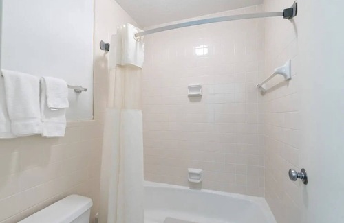 Williamsburg Hotel | Nicely Equipped Room in Williamsburg Suites!