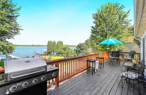 Fox Lake Haus | Nippersink Lakehouse - Private Pier, Jet Ski ramp and Pet Friendly!