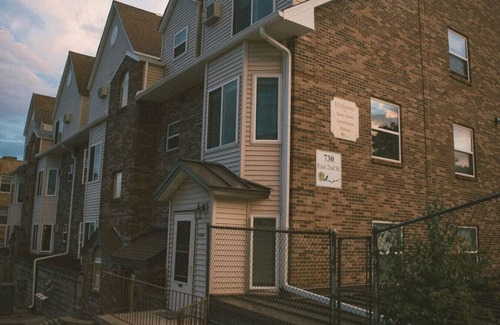 East Hillside Wohnung | No. 102 Monthly Uptown Apartment