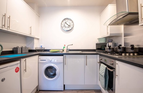 Mansfield Wohnung | Modern-Apartment-Eigenes Badezimmer-Blick auf den Hof